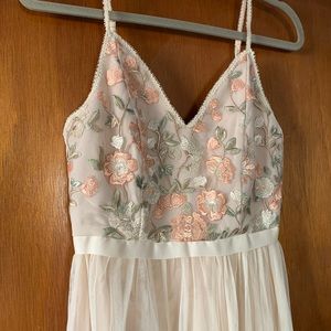 Minuet VNeck Floral Embroidered Mesh Dress
Beige/S